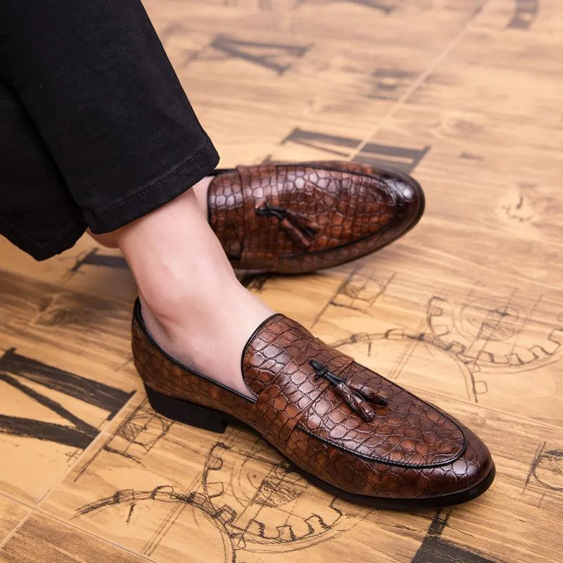 2019 new spring men's British wind foreign trade large size pointed shoes pattern casual trend breathable men's shoes