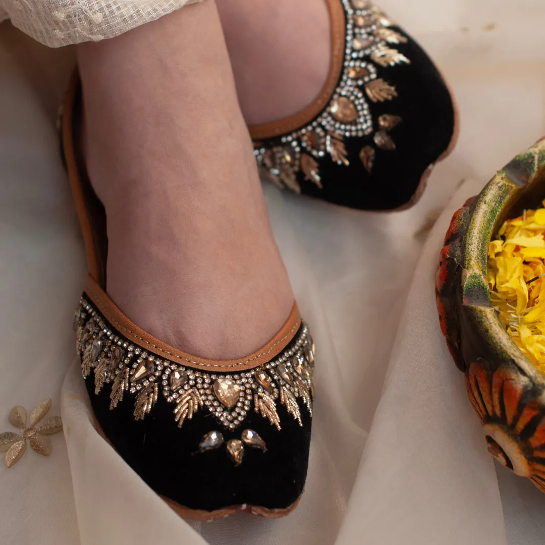 Raaya Black Handcrafted Kundan & Threadwork Jutti