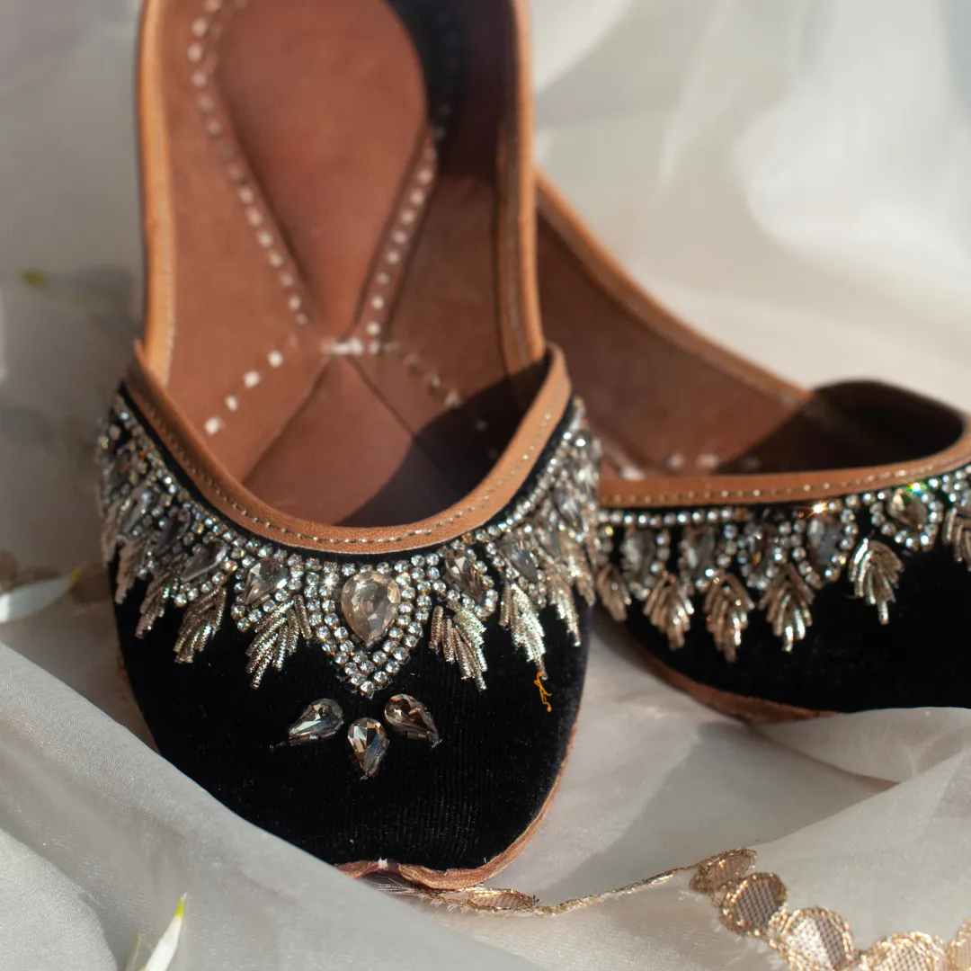 Raaya Black Handcrafted Kundan & Threadwork Jutti