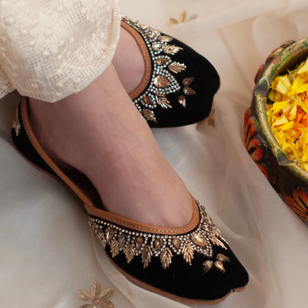 Raaya Black Handcrafted Kundan & Threadwork Jutti