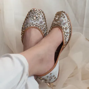 Sitara Off White Handcrafted Kundan Jutti