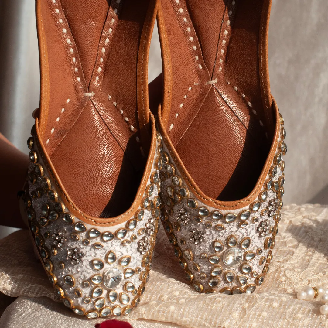 Sitara Off White Handcrafted Kundan Jutti