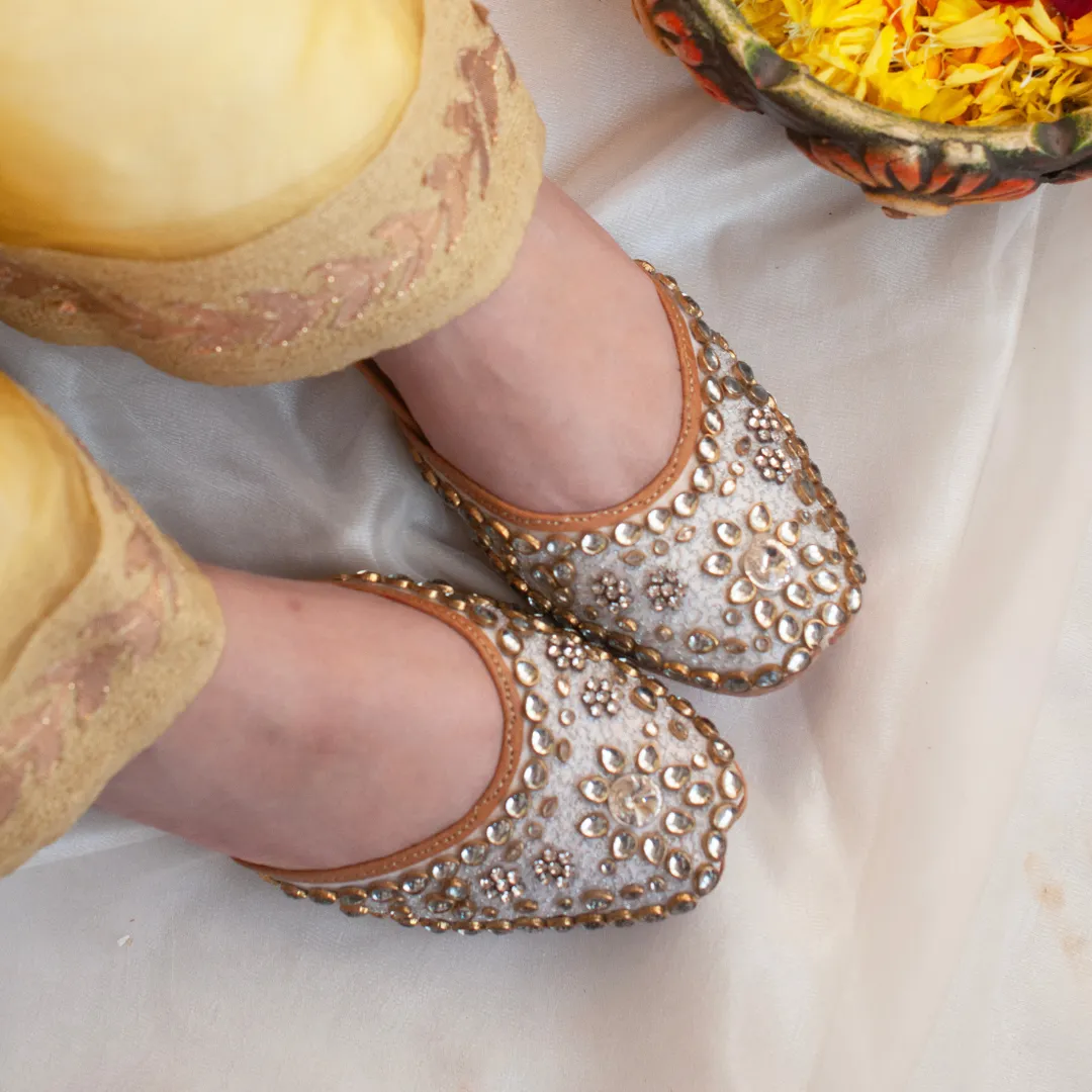 Sitara Off White Handcrafted Kundan Jutti
