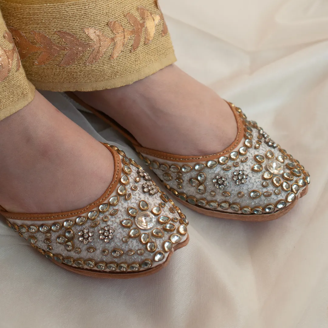 Sitara Off White Handcrafted Kundan Jutti