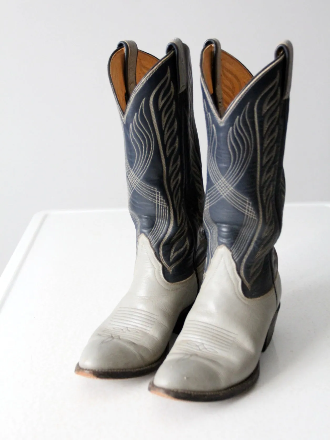 vintage Tony Lama cowboy boots, size 6